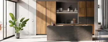 Elegante Küche mit dunkler Insel und hochwertigen Holzfronten. Modernes Küchendesign mit offenen Regalen, stilvoller Beleuchtung und großem Fenster für lichtdurchflutetes, minimalistisches Wohnen.